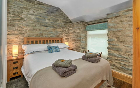 Garreg Ddu: Pared, Piso, Diseño De Interiores, Habitación, Madera, Cama, Suelo, Mueble, Techo, Sábana