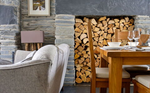Garreg Ddu: Mueble, Diseño De Interiores, Madera, Piso, Mesa, Silla, Encendiendo, Casa, Sala, Pared De Piedra