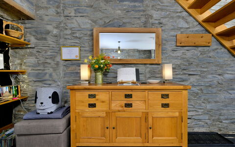Garreg Ddu: Mueble, Pared, Diseño De Interiores, Madera, Piso, Suelo, Habitación, Encendiendo, Sala, Gabinetes