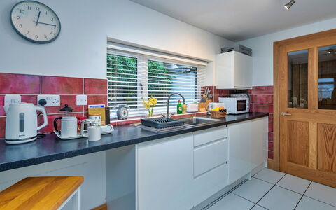 Garreg Ddu: Cocina, Aparato De Cocina, Mostrador, Electrodoméstico, Diseño De Interiores, Piso, Electrodoméstico, Gabinetes, Mueble, Fregadero