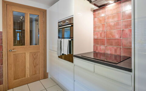 Garreg Ddu: Piso, Diseño De Interiores, Pared, Madera, Suelo, Gabinetes, Mostrador, Cocina, Habitación, Mueble