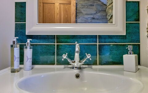 Garreg Ddu: Azul, Arreglo De Tubería, Grifo, Lavabo, Plomería, Loseta, Lavabo Del Baño, Vaso, Baño, Material Natural