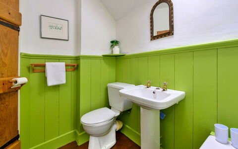 Tafarn Trip: Baño, Pared, Arreglo De Tubería, Diseño De Interiores, Piso, Grifo, Lavabo Del Baño, Lavabo, Suelo, Plomería
