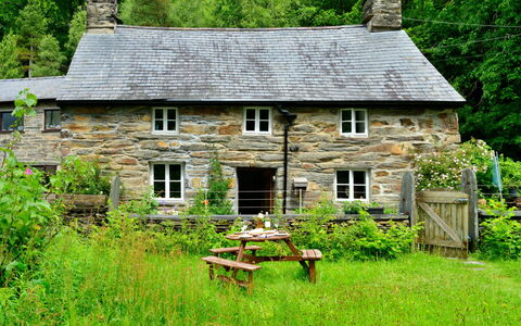 Tafarn Trip: Hierba, Casa, Cabaña, Arbusto, Área Rural, Casa, Cobertura Del Suelo, Primavera, Jardín, Casa De Campo