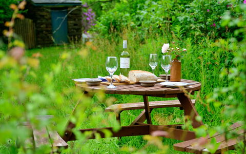 Tafarn Trip: Mueble, Mesa, Mueble Para Exteriores, Verano, Mesa Al Aire Libre, Vajilla, Jardín, Silla, Primavera, Mesa De Picnic