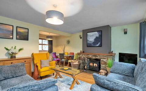 Riverstone Cottage: Mueble, Diseño De Interiores, Sofá, Piso, Madera, Suelo, Sala, Techo, Mesa, Habitación