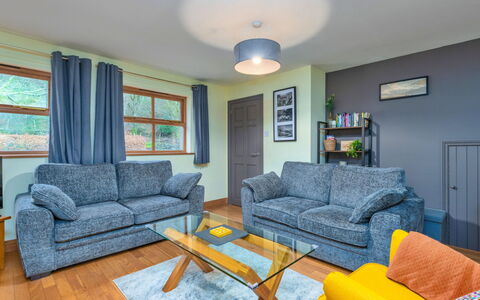 Riverstone Cottage: Mueble, Diseño De Interiores, Sofá, Piso, Suelo, Sala, Casa, Habitación, Departamento