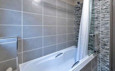 Riverstone Cottage: Piso, Arreglo De Tubería, Suelo, Bañera, Diseño De Interiores, Baño, Loseta, Material Compuesto, Plomería, Vaso