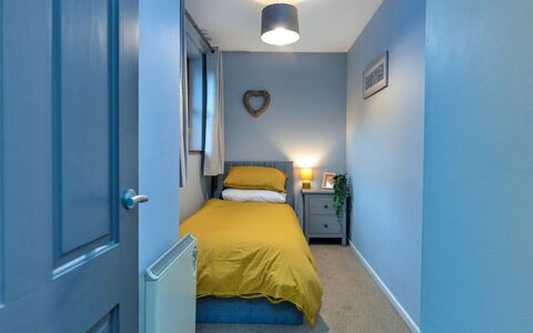 Riverstone Cottage: Azul, Mueble, Habitación, Pared, Cama, Diseño De Interiores, Suelo, Sábana, Madera, Lecho