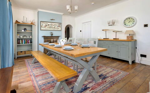 Gwynle: Mueble, Diseño De Interiores, Piso, Madera, Mesa, Suelo, Cocina Y Comedor Mesa, Comedor, Silla, Habitación