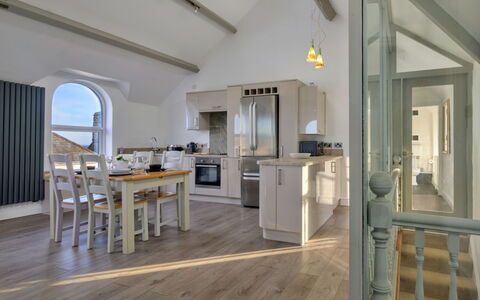 Gwynle: Mueble, Piso, Diseño De Interiores, Madera, Suelo, Techo, Cocina, Suelos De Madera, Mostrador, Encendiendo