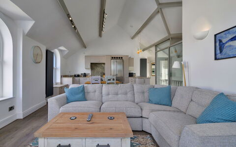 Gwynle: Mueble, Diseño De Interiores, Sofá, Piso, Suelo, Casa, Techo, Sala, Departamento