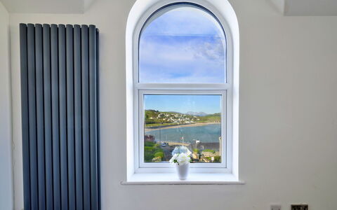 Gwynle: Diseño De Interiores, Cubiertas De Ventanas, Tratamiento De La Ventana, La Luz Del Día, Cortina, Almohada, Sala, Planta De Casa