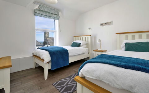 Gwynle: Habitación, Cama, Madera, Sábana, Mueble, Lecho, Casa, Marco De La Cama, Suelo, Departamento