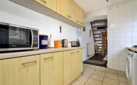 Awel Y Mor: Piso, Cocina, Suelo, Electrodoméstico, Diseño De Interiores, Aparato De Cocina, Mostrador, Habitación, Techo, Mueble