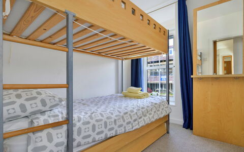 Awel Y Mor: Madera, Diseño De Interiores, Piso, Litera, Suelo, Cama, Habitación, Departamento, Mueble, Marco De La Cama