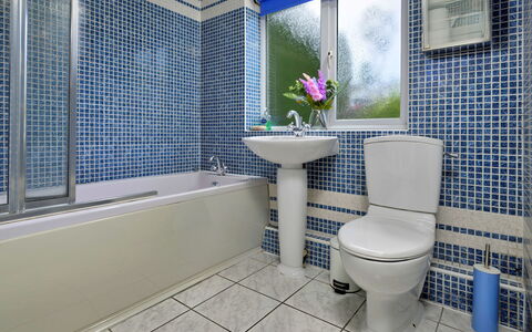 Ty Glan Y Mor: Baño, Azul, Arreglo De Tubería, Pared, Asiento Del Baño, Baño, Piso, Bañera, Suelo, Diseño De Interiores