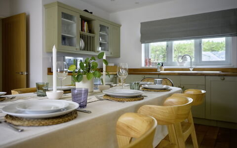 Hampton Coast: Mueble, Diseño De Interiores, Madera, Cocina, Piso, Techo, Encendiendo, Vajilla, Casa, Mostrador