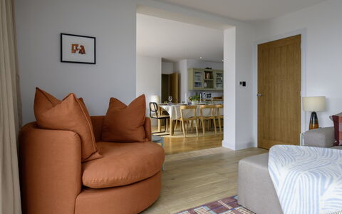Hampton Coast: Mueble, Diseño De Interiores, Suelo, Piso, Sofá, Madera, Habitación, Sala, Suelos De Madera, Techo