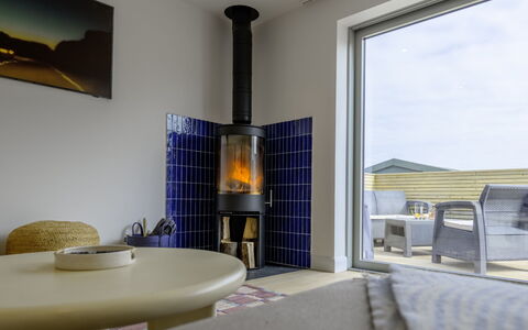 Hampton Coast: Piso, Diseño De Interiores, Suelo, Encendiendo, Mueble, Techo, Habitación, Sala, Lámpara, Silla