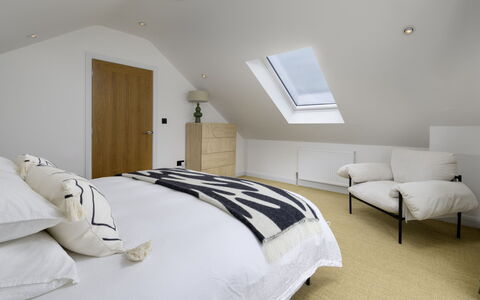 Hampton Coast: Habitación, Cama, Techo, Diseño De Interiores, Mueble, Encendiendo, Lecho, Sábana, Linos, Piso