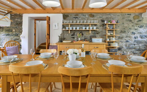 Gladstone: Mueble, Diseño De Interiores, Piso, Madera, Mesa, Silla, Cocina Y Comedor Mesa, Techo, Comedor, Encendiendo