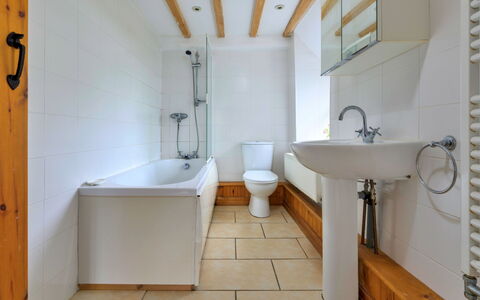 Gladstone: Piso, Baño, Suelo, Arreglo De Tubería, Diseño De Interiores, Pared, Madera, Grifo, Plomería, Techo