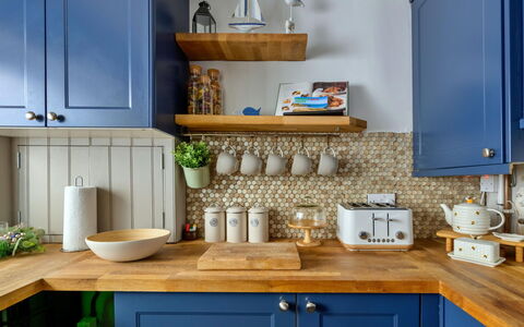 Brigwyn: Cocina, Mueble, Gabinetes, Aparato De Cocina, Vajilla, Mostrador, Diseño De Interiores, Alacena, Habitación