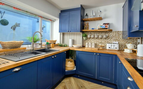 Brigwyn: Cocina, Gabinetes, Madera, Mueble, Diseño De Interiores, Aparato De Cocina, Mostrador, Piso, Encendiendo, Electrodoméstico