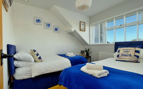 Brigwyn: Mueble, Diseño De Interiores, Habitación, Cama, Marco De La Cama, Lecho, Almohada, Sábana, Hotel, Lámpara