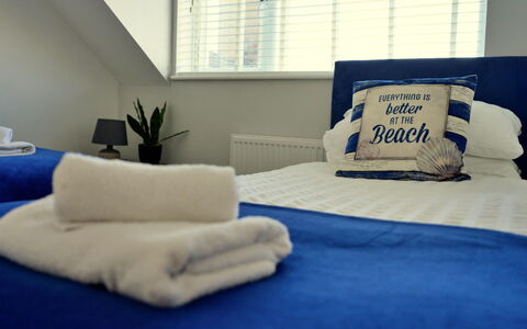 Brigwyn: Mueble, Habitación, Lecho, Almohada, Linos, Cama, Sábana, Arrojar La Almohada, Hotel, Lámpara