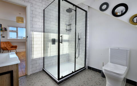 Brigwyn: Pared, Baño, Arreglo De Tubería, Piso, Diseño De Interiores, Suelo, Plomería, Loseta, Puerta De La Ducha, Ducha