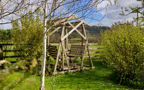 Waen Farm Cottage: Madera, Primavera, Ramita, Jardín, Pasto, Bosque, Estructura Al Aire Libre, Edificios Del Jardín, Patio Interior