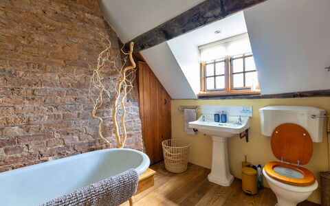 Waen Farm Cottage: Pared, Arreglo De Tubería, Madera, Piso, Baño, Diseño De Interiores, Suelo, Grifo, Plomería, Encendiendo