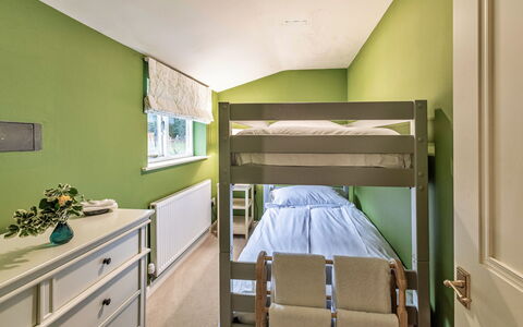 Dolhyfryd Lodge: Mueble, Diseño De Interiores, Cama, Habitación, Piso, Suelo, Madera, Techo, Habitación, Lecho