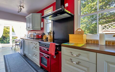 Wern Cottage: Cocina, Aparato De Cocina, Electrodoméstico, Diseño De Interiores, Estufa De Cocina, Mueble, Estufa, Gabinetes, Mostrador, Estufa De Gas