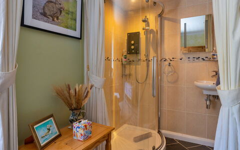 Wern Cottage: Diseño De Interiores, Arreglo De Tubería, Baño, Piso, Mueble, Suelo, Encendiendo, Plomería, Habitación, Grifo