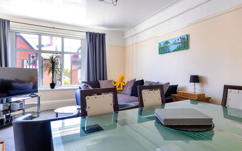 Colwyn Bay 646: Mueble, Diseño De Interiores, Piso, Suelo, Techo, Sofá, Habitación, Encendiendo, Mesa, Sala