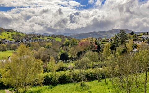 Ty Pen Y Bryn, Castle Views: Cielo, Accidentes Geográficos Montañosas, Árbol, Hierba, Naturaleza, Verde, Nube, Colina, Montaña, Vegetación