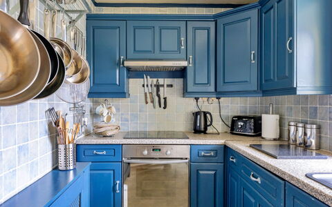 Ty Pen Y Bryn, Castle Views: Azul, Gabinetes, Cocina, Aparato De Cocina, Mueble, Diseño De Interiores, Mostrador, Madera, Piso, Cajón