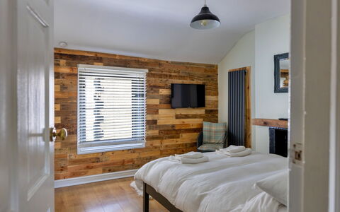 Ty Pen Y Bryn, Castle Views: Pared, Madera, Mueble, Diseño De Interiores, Techo, Habitación, Suelo, Cama, Casa, Piso