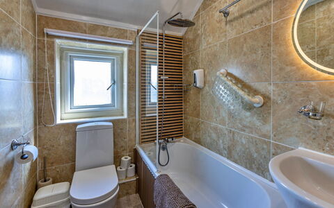Ty Pen Y Bryn, Castle Views: Baño, Arreglo De Tubería, Bañera, Pared, Piso, Diseño De Interiores, Baño, Lavabo, Suelo, Grifo