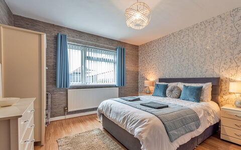 Hafan Traeth: Cama, Diseño De Interiores, Habitación, Lecho, Mueble, Sábana, Techo, Madera, Piso, Suelo