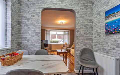 Hafan Traeth: Pared, Piso, Diseño De Interiores, Suelo, Techo, Mueble, Ladrillo, Sofá, Habitación, Sala