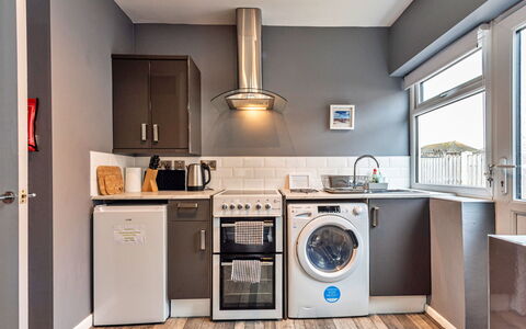 Hafan Traeth: Lavadora, Aparato De Cocina, Electrodoméstico, Electrodoméstico, Cocina, Secadora De Ropa, Diseño De Interiores, Cuarto De Lavado, Piso, Techo