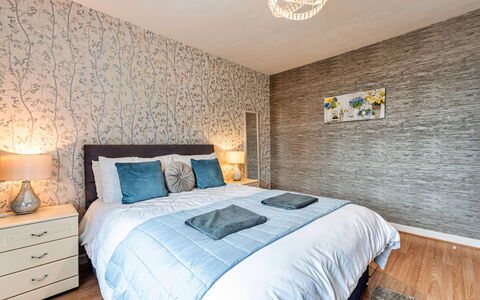 Hafan Traeth: Cama, Mueble, Diseño De Interiores, Habitación, Piso, Suelo, Lecho, Sábana, Madera, Techo