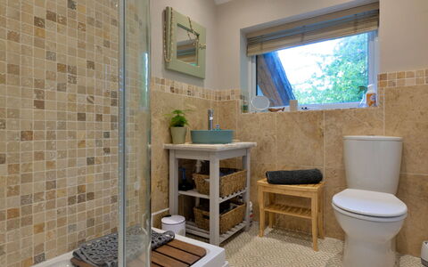Yr Ardd Bellaf: Baño, Arreglo De Tubería, Piso, Pared, Diseño De Interiores, Asiento Del Baño, Baño, Suelo, Lavabo, Lavabo Del Baño