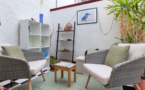 Yr Ardd Bellaf: Mueble, Diseño De Interiores, Silla, Amortiguar, Habitación, Sala, Maceta, Suelo, Casa, Arrojar La Almohada