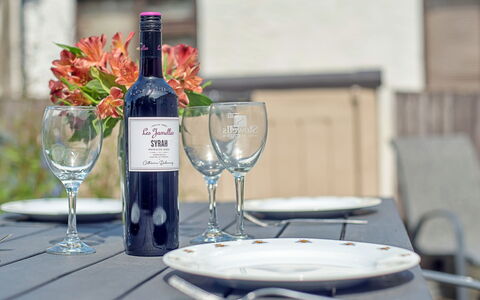 Morwen: Botella, Barware, Mesa, Botella De Vidrio, Mueble, Vajilla, Vino, Botella De Vino, Drinkware