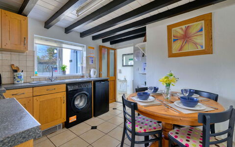 Penrhos Sea Cottage: Piso, Diseño De Interiores, Mueble, Suelo, Techo, Mostrador, Habitación, Encendiendo, Casa, Cocina